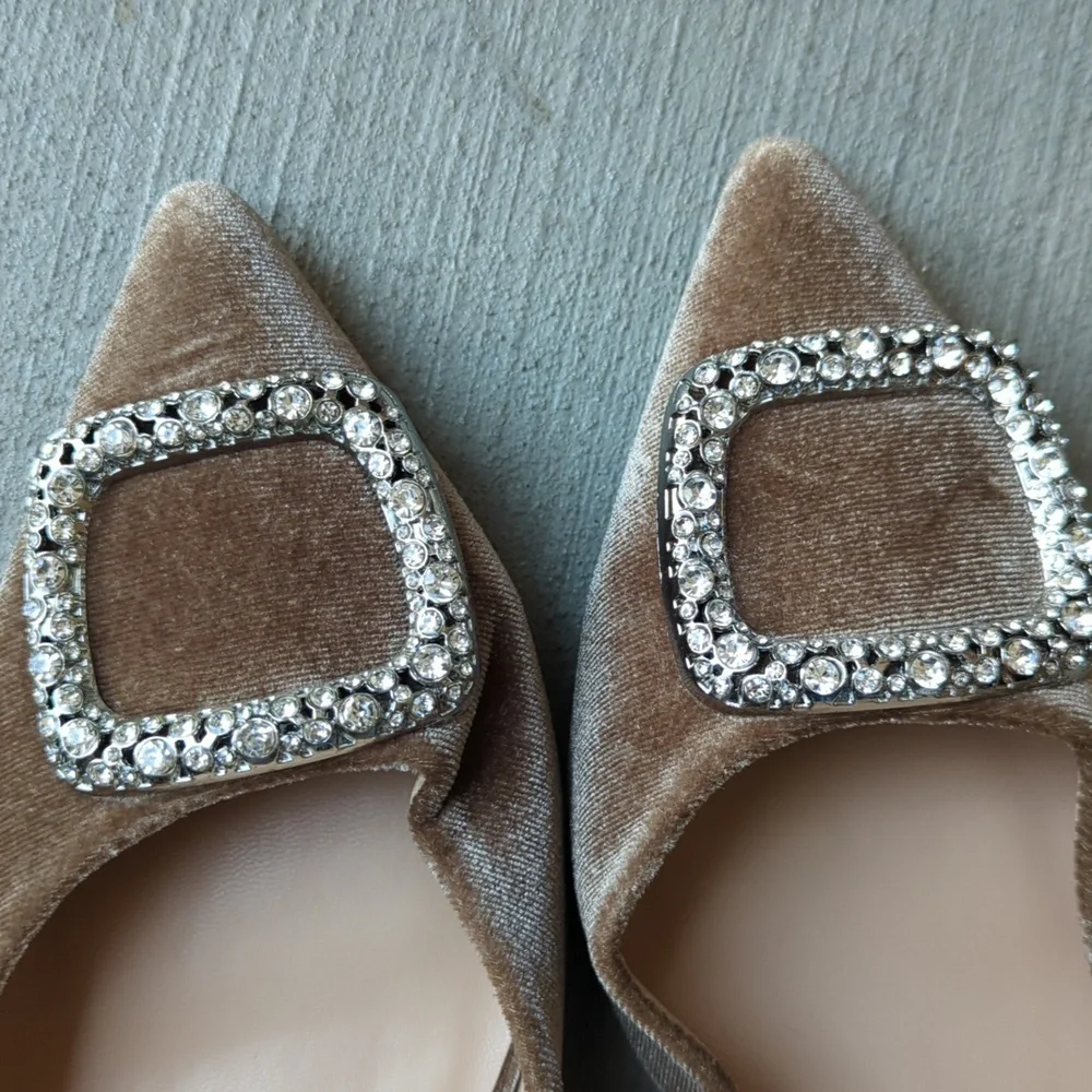 Journee Collection Women's Tan Velvet Silver Buckle Pointed‎ Toe Heels Size 7.5